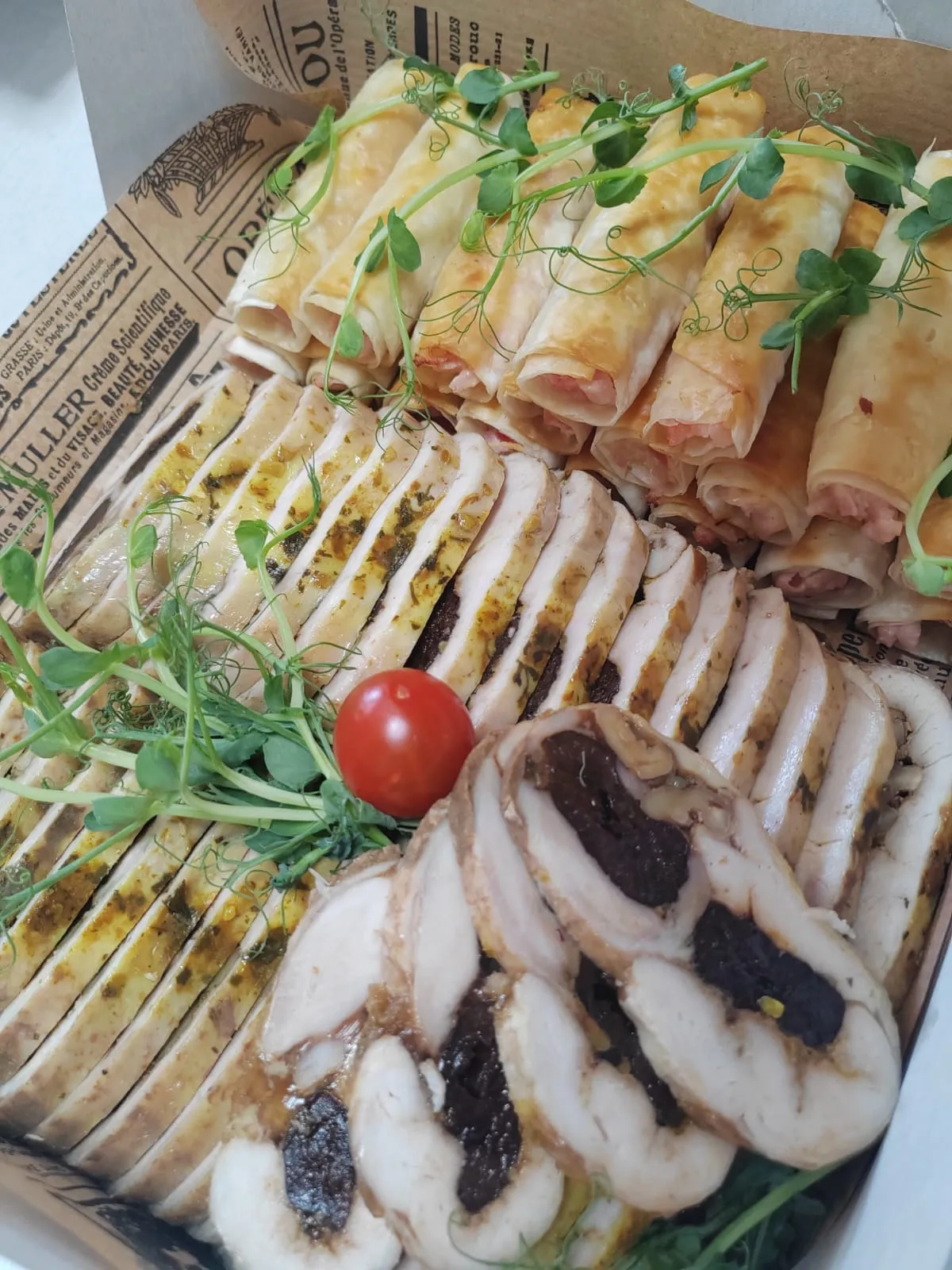 Рулет из птицы с черносливом и орехами